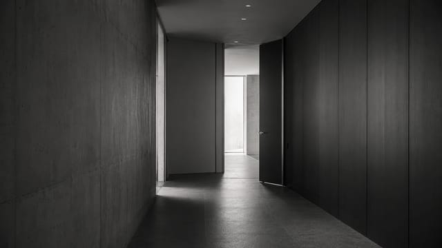 Langer, monochromer Korridor in zurückhaltender Architektur